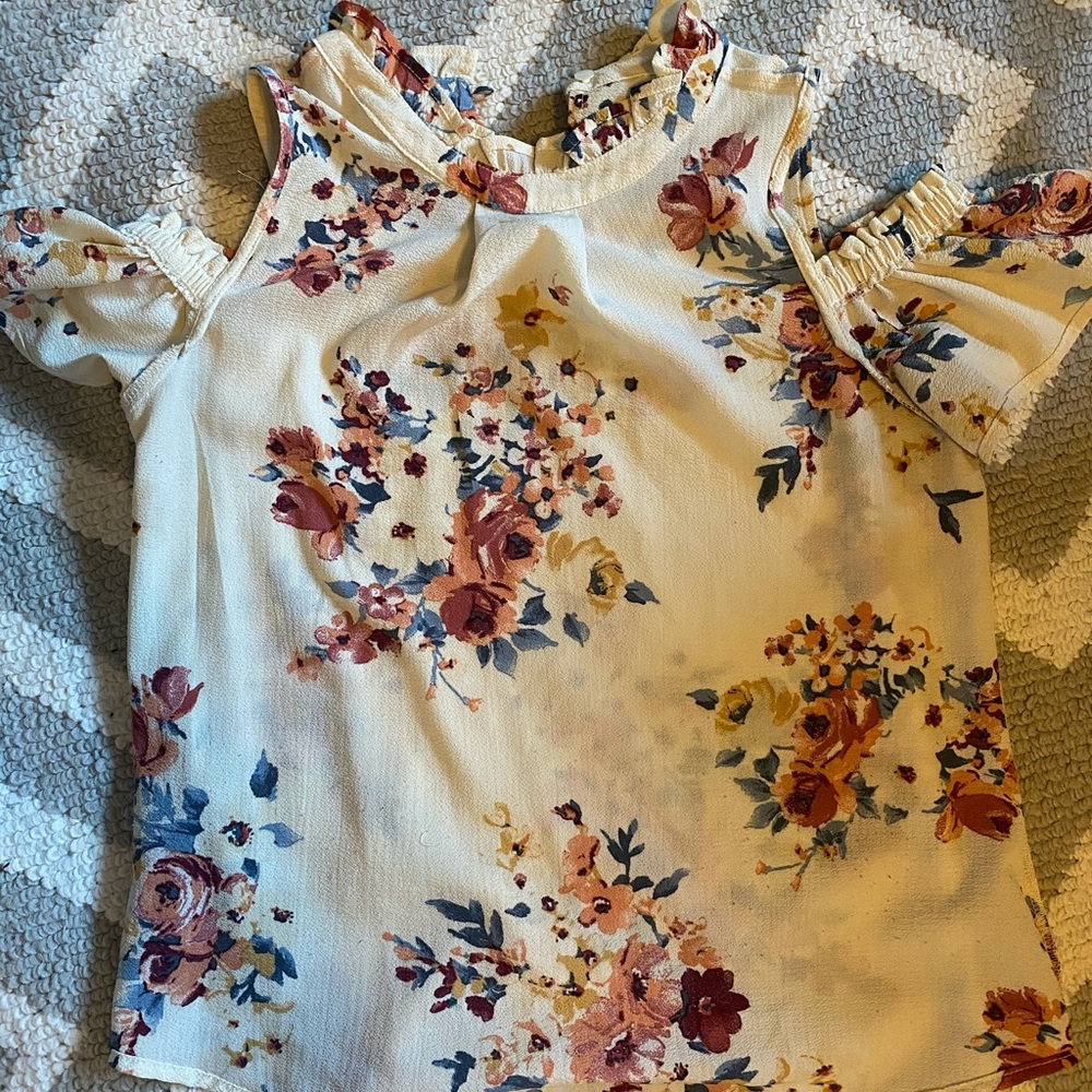 Super cute off the shoulder shirt!